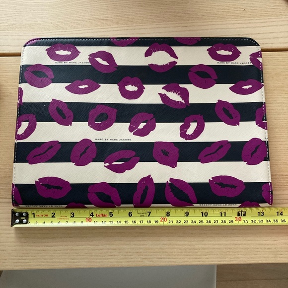 Marc Jacobs laptop tablet sleeve, black & cream striped, purple lips / kisses - Picture 9 of 10